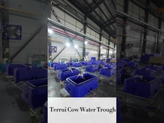 خزان شرب أزرق قوي للمواشي