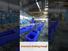 صلب 300 ملم ارتفاع ثقيل الاستخدام البولي إيثيلين الأزرق خزان المياه الماشية مع معدل التدفق